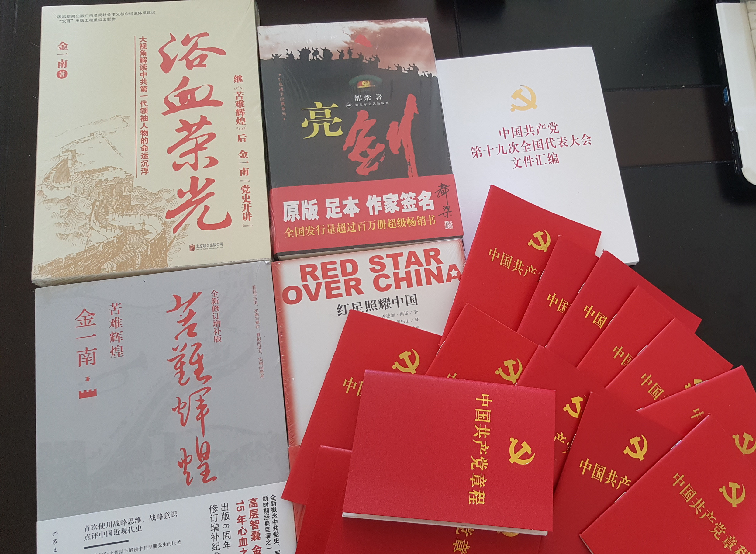 三公司第二直管部發(fā)放紅色典藏書(shū)籍.jpg